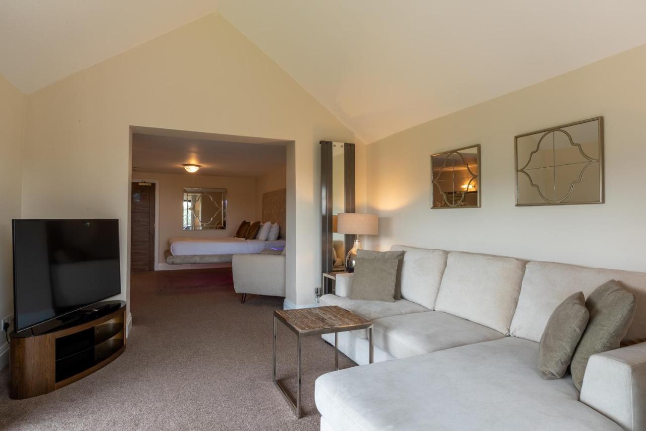 Lakes Hotel & Spa Bowness-on-Windermere Exterior foto A suite at the Inn at the Opera