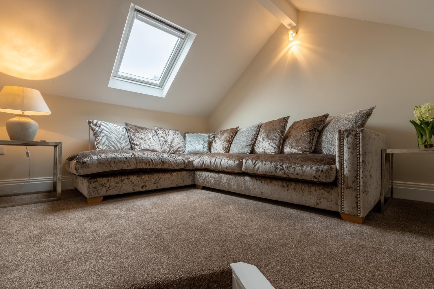 Lakes Hotel & Spa Bowness-on-Windermere Quarto foto A crushed velvet sofa